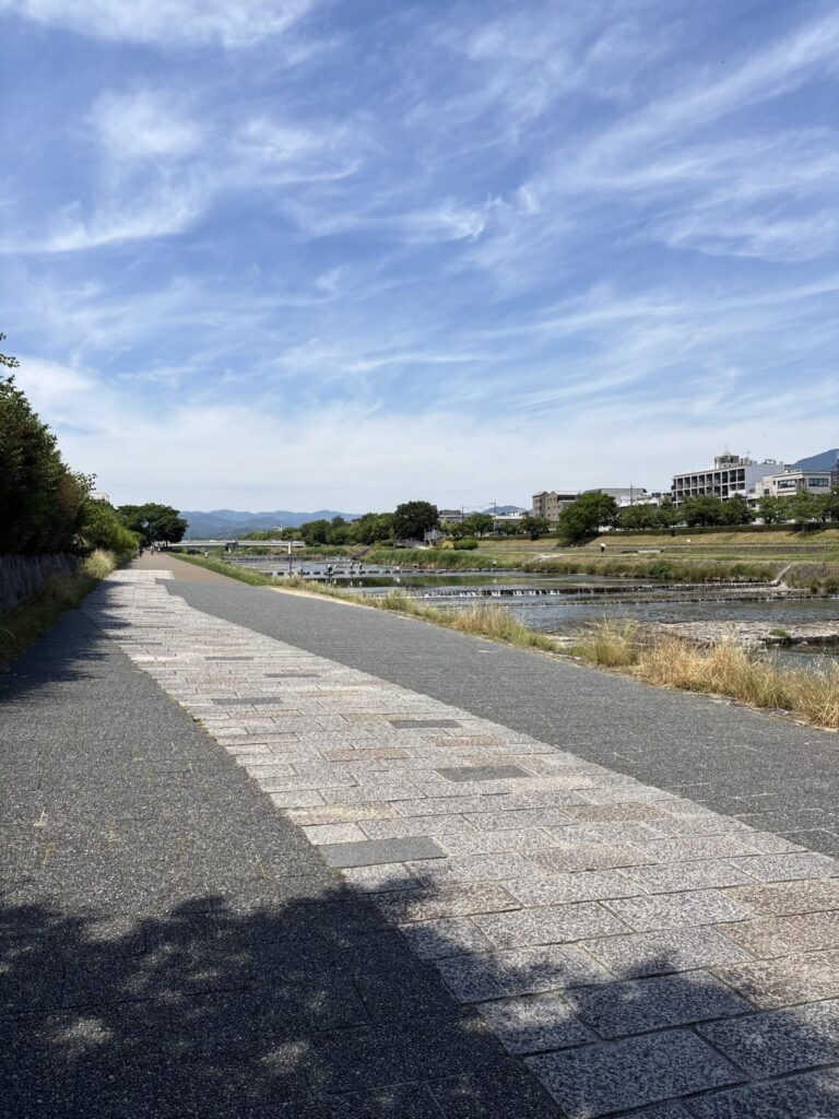 ザ・リッツ・カールトン京都沿いの鴨川遊歩道。石畳の道が二条大橋の方へつづく