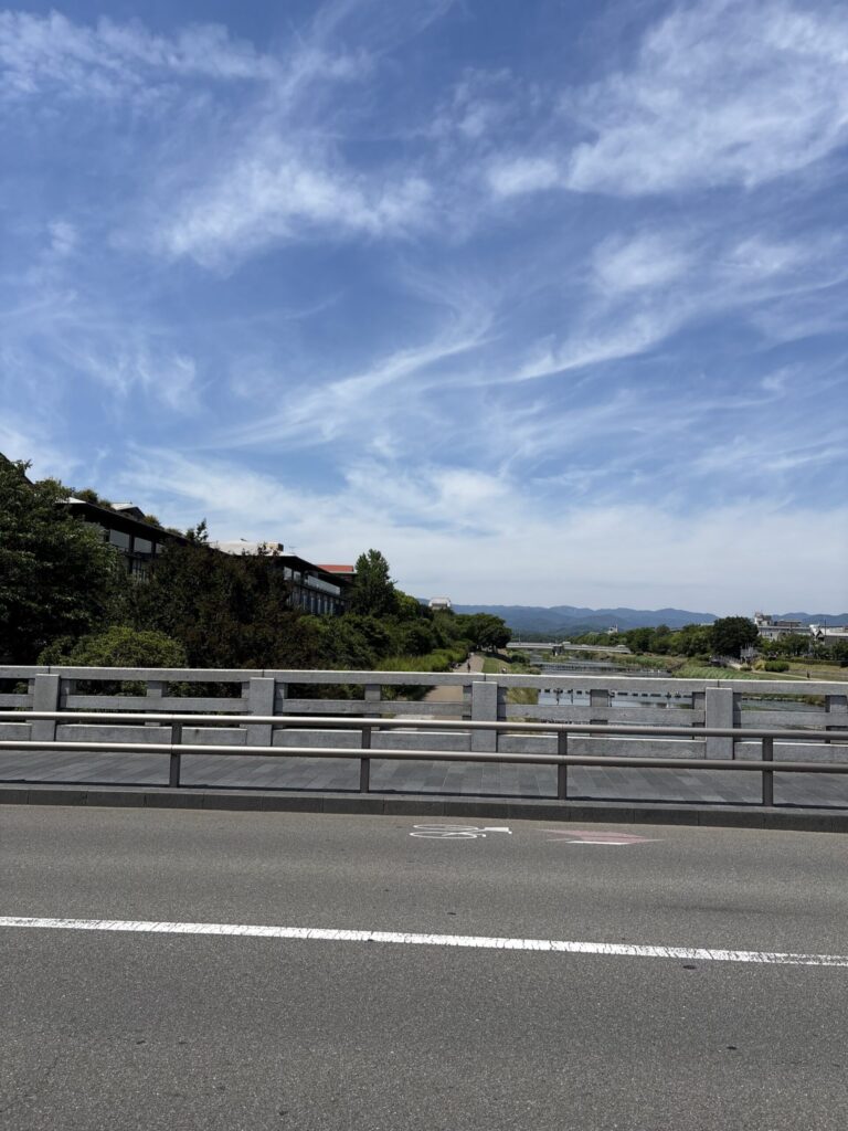 二條大橋から望む鴨川。この北側の飛び石が、洛が京都に到着した第1話の場所