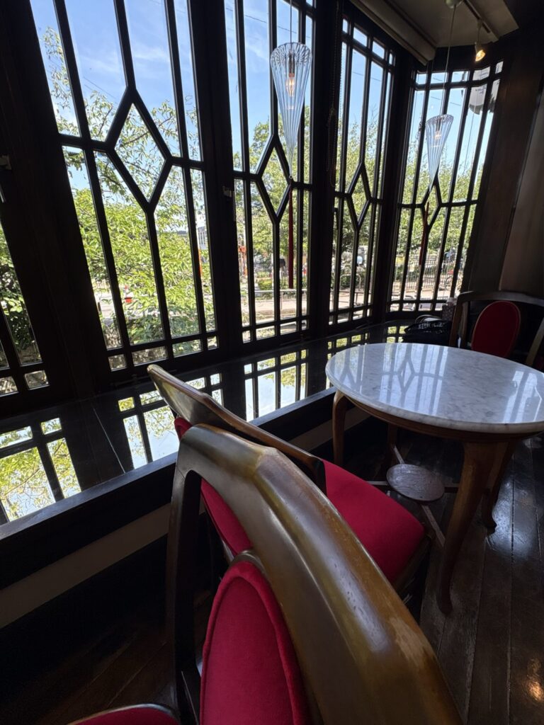 喫茶KANOの店内。窓格子ごしに高瀬川の緑