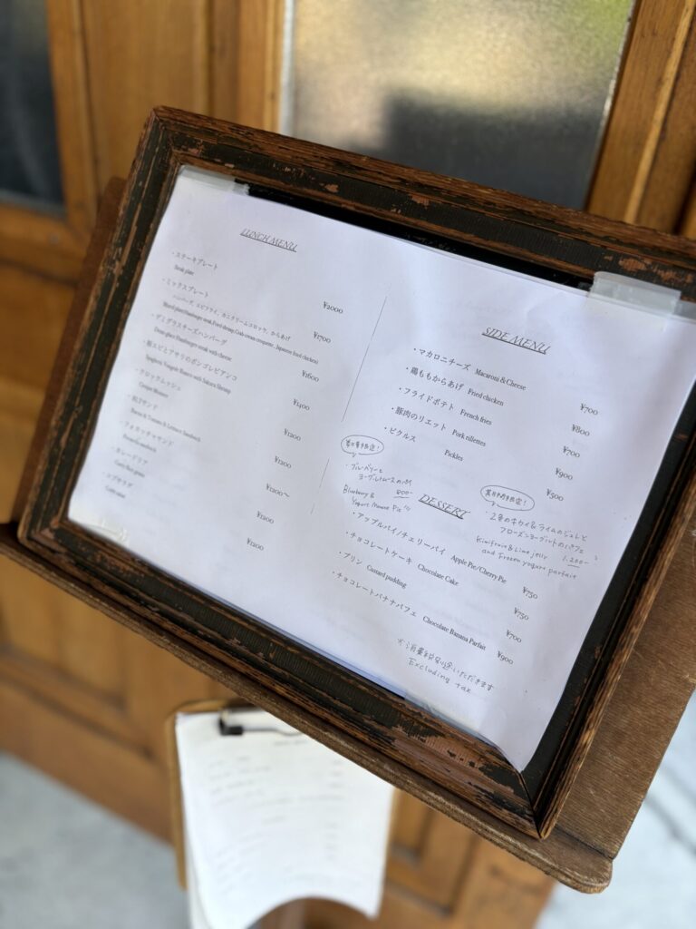 ドゥージィエムメゾンのメニュー。ランチプレートやデザートが手書きで並ぶ