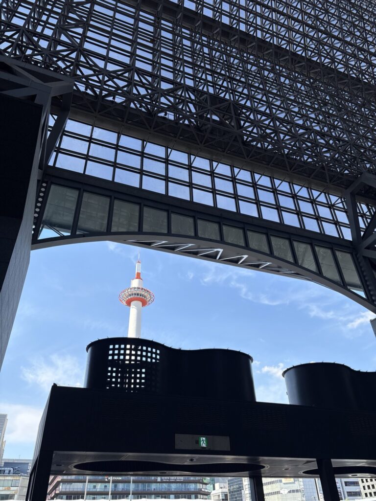 京都駅の大屋根と京都タワー