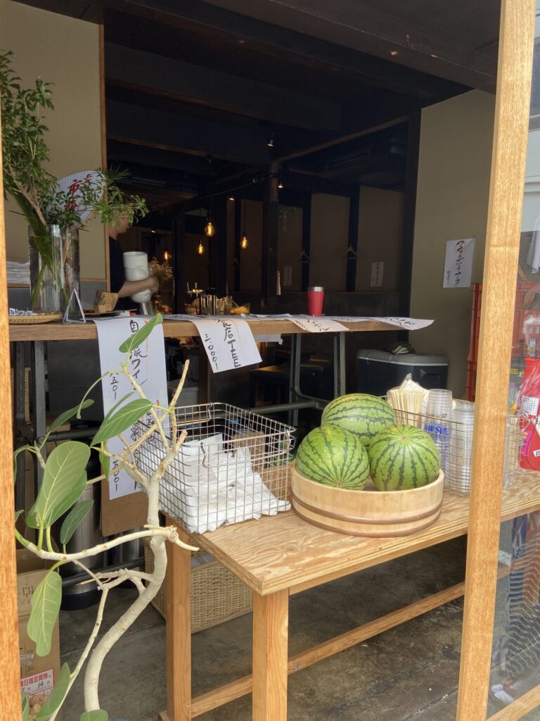 京都の店先。木の桶に盛られた小玉スイカが夏の始まりを告げる
