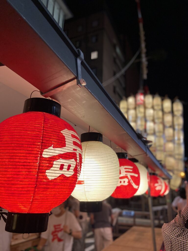 夜空に浮かぶ祇園祭・山鉾の駒形提灯の灯り