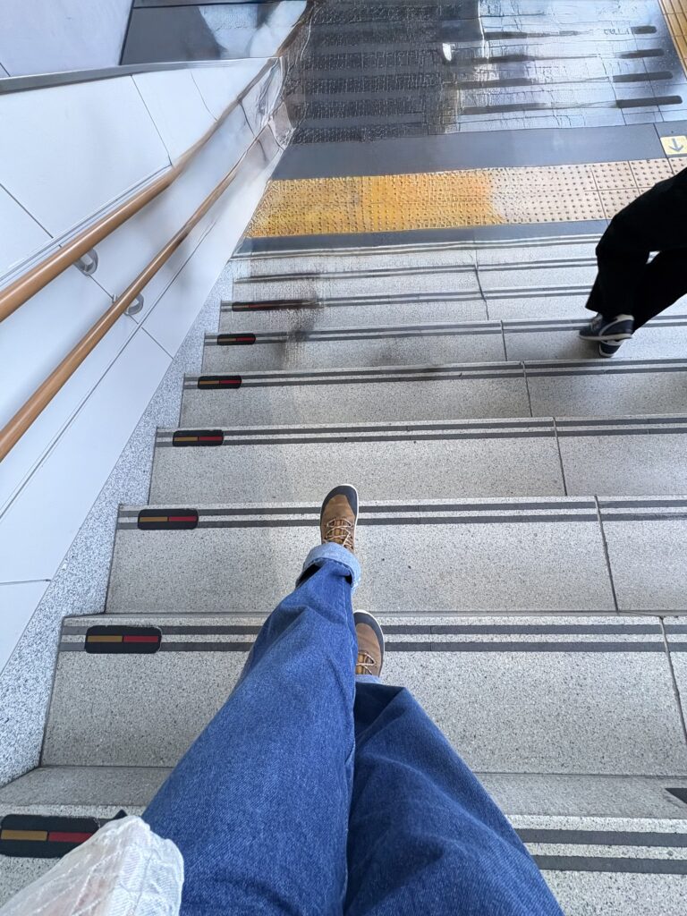 京都駅・階段・足元