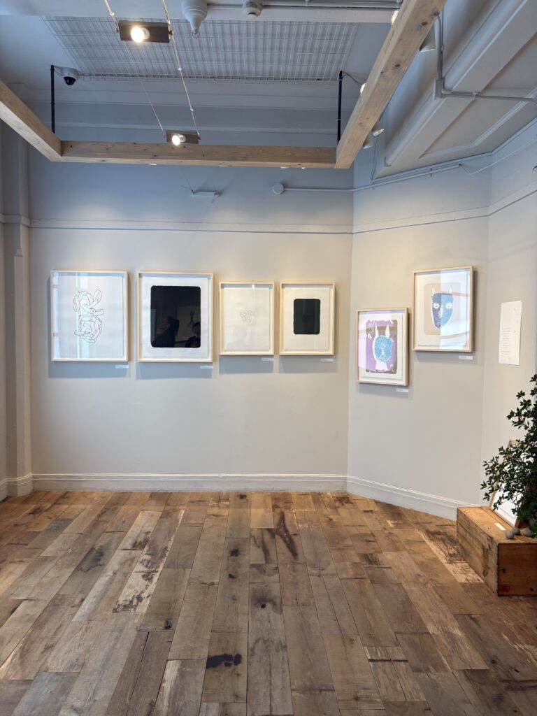 「手と空」展。壁に一列に並ぶ皆川明さんのリトグラフ