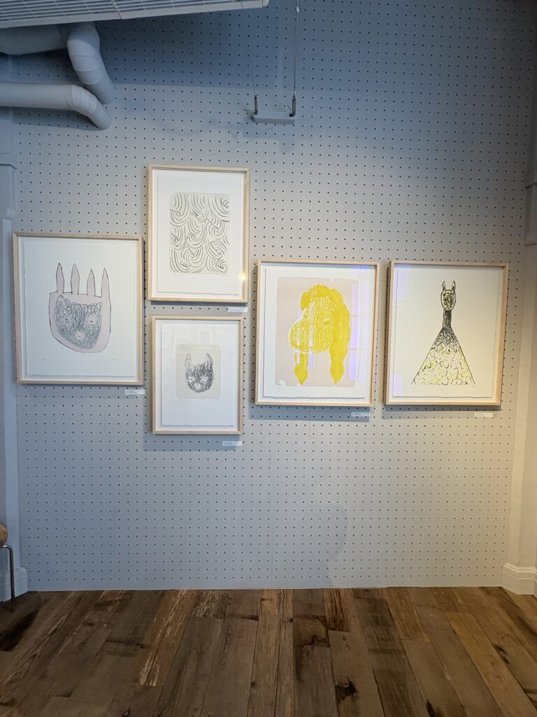 「手と空」展。壁に一列に並ぶ皆川明さんのリトグラフ