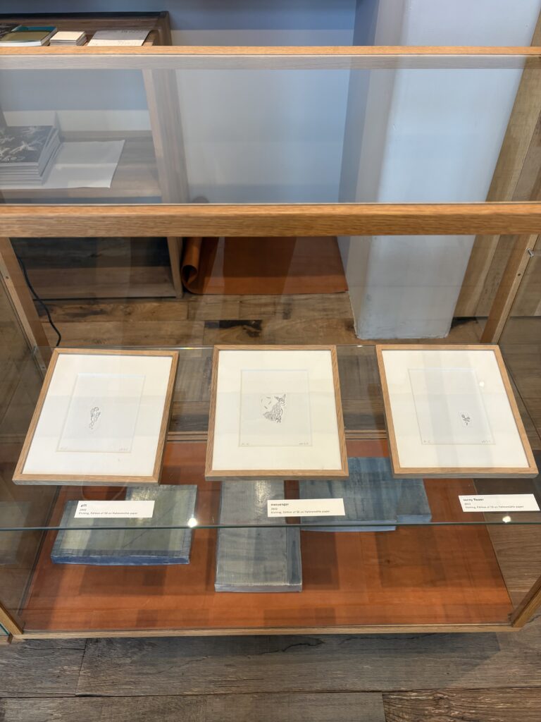 「手と空」展。壁に一列に並ぶ皆川明さんのリトグラフ