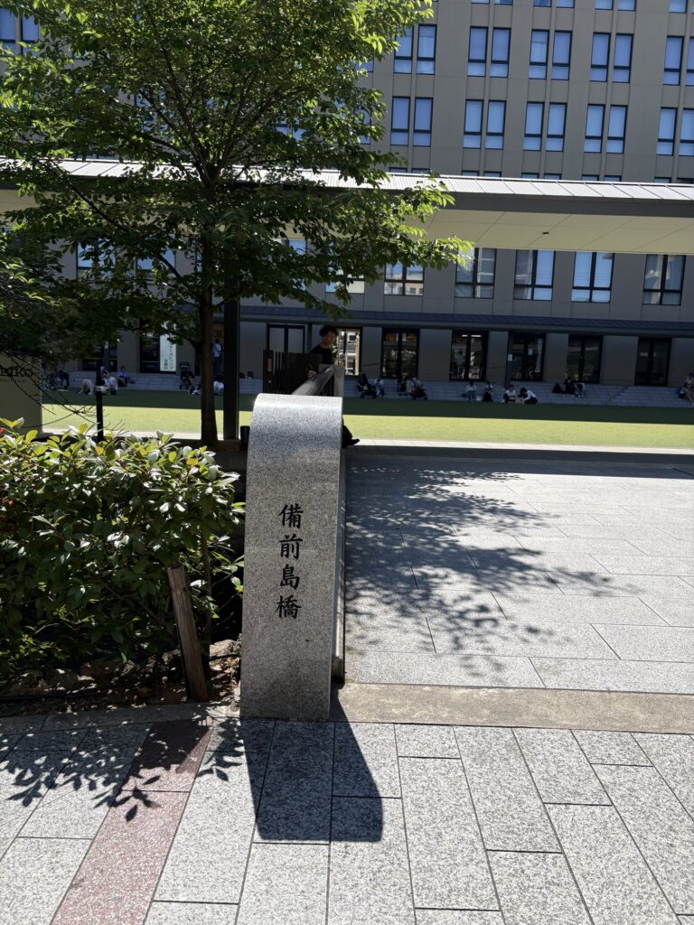 立誠ガーデン ヒューリック京都の芝生広場と旧立誠小学校の校舎