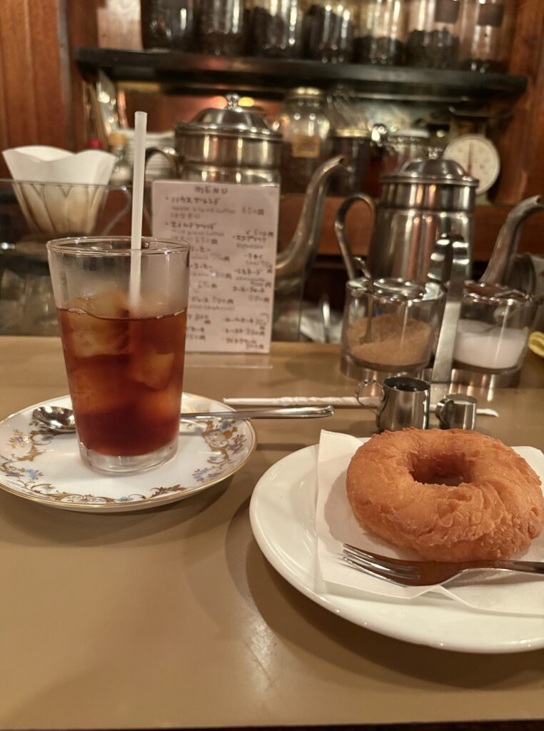 京都・河原町三条下ル六曜地下店 アイスコーヒーとドーナツ