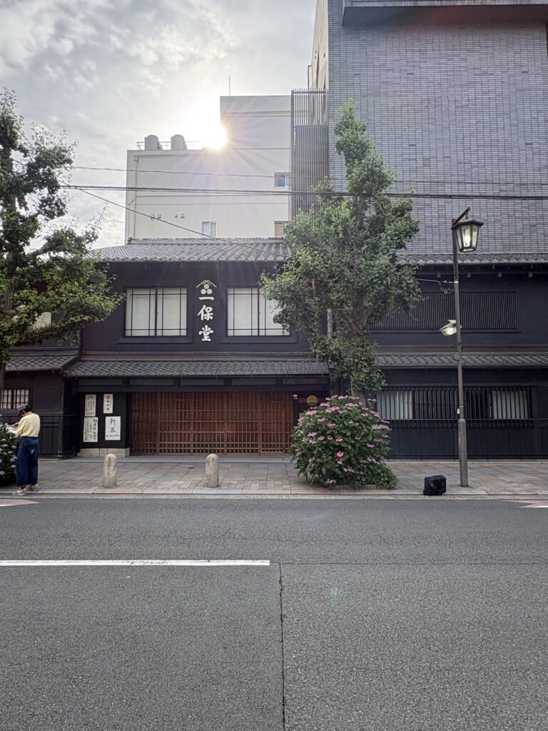 朝の寺町通。一保堂茶舗の店構えに、上がりはじめた陽が射す