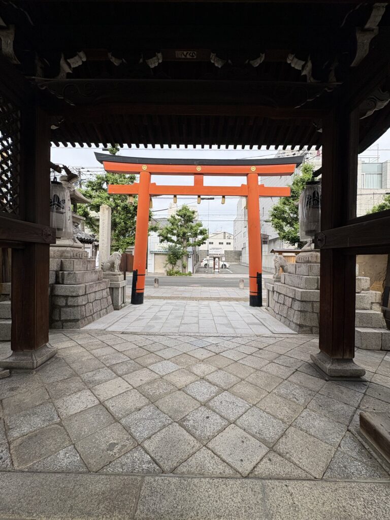 下御霊神社の楼門。『京都人の密かな愉しみ Rouge−継承−』で鶴子さんが参拝したお社