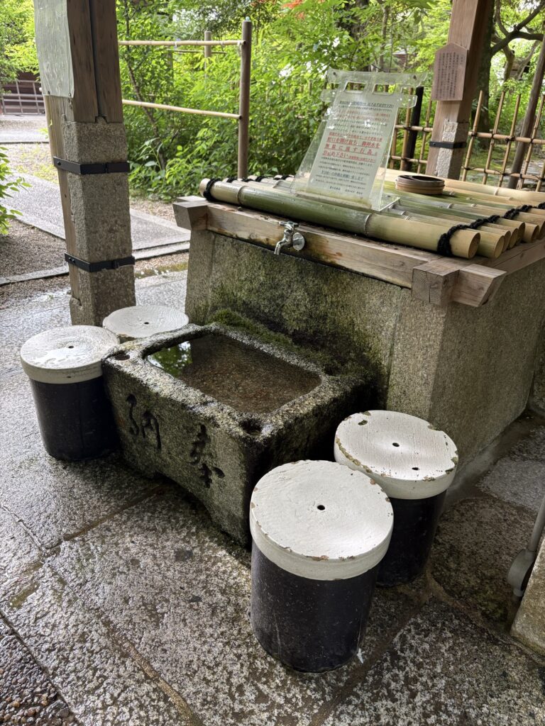 梨木神社の染井の水。京都三名水のひとつを、今も近所の人が汲みに来る