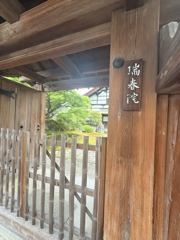 相国寺の塔頭・瑞春院の門。水上勉『雁の寺』の寺であり、『京都人の密かな愉しみ』初代シリーズのロケ地
