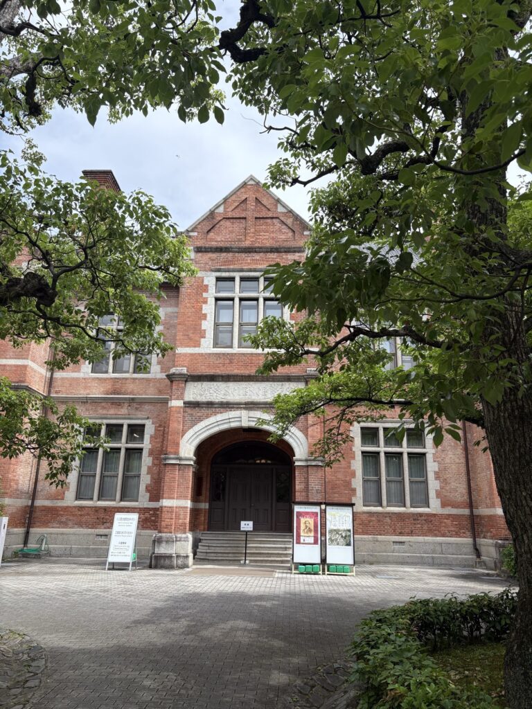 同志社大学今出川キャンパスのハリス理化学館。赤レンガの校舎が劇中の「洛志社大学」