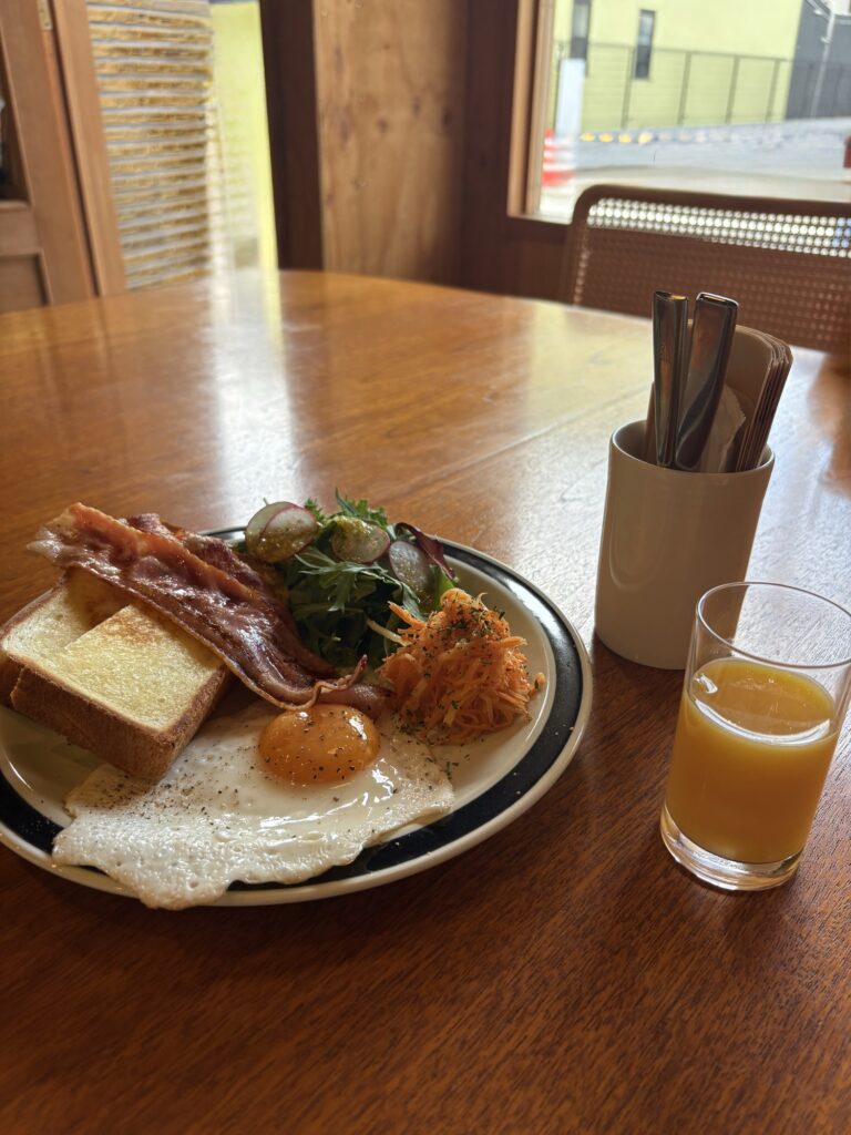 HIVE COFFEEのモーニングプレート。トーストと卵、サラダの朝ごはん