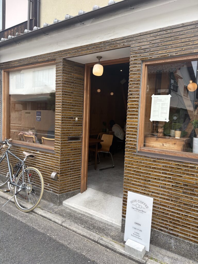 今出川のHIVE COFFEEの外観。朝7時から開いている