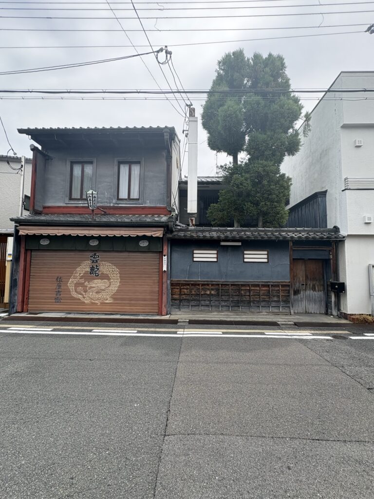 京菓子司・俵屋吉富の本店。『京都人の密かな愉しみ Rouge−継承−』の「久楽屋春信」の店構え