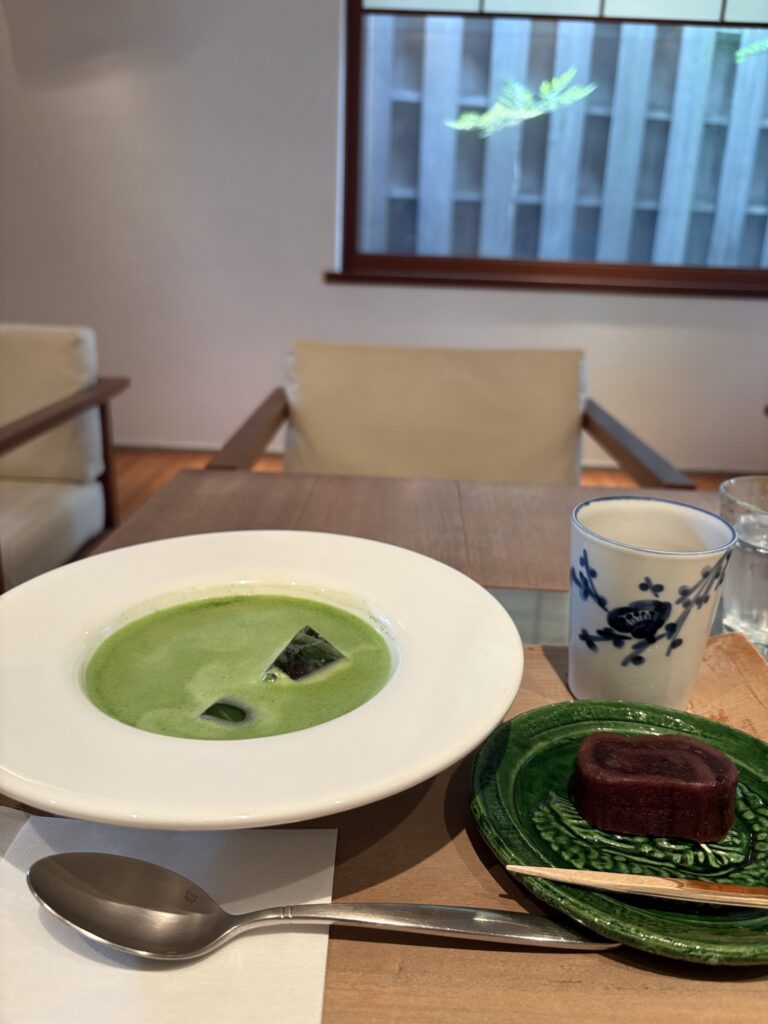 茶ろん たわらやの冷やし抹茶ぜんざい。小豆の風味が深い