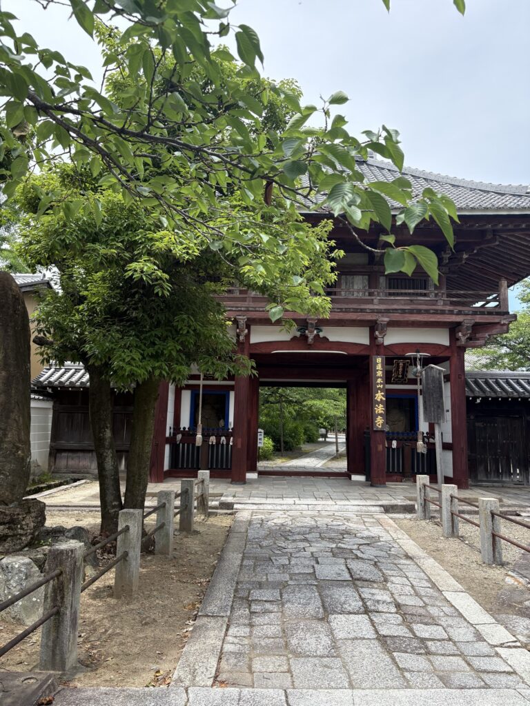 本法寺の仁王門。『京都人の密かな愉しみ Rouge−継承−』第2話の場面が撮られたお寺