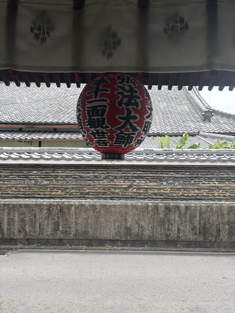 聖天宮雨宝院の赤提灯。西陣の路地にひっそりと立つ