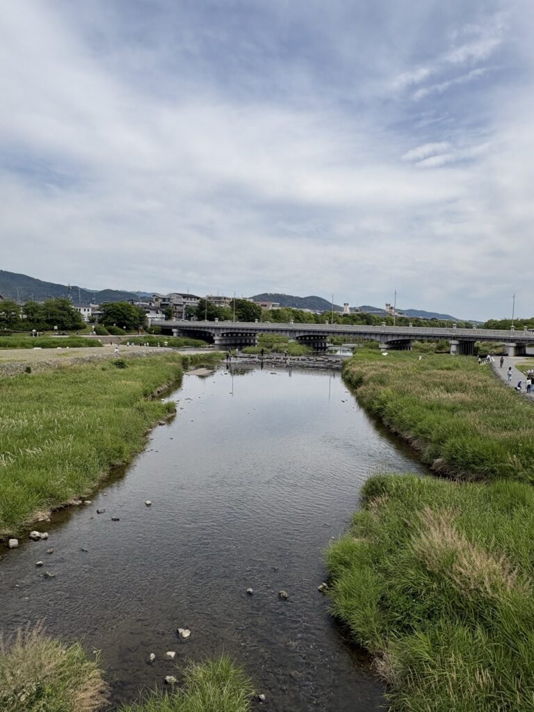 出町柳の鴨川。橋の向こうに東山が重なる