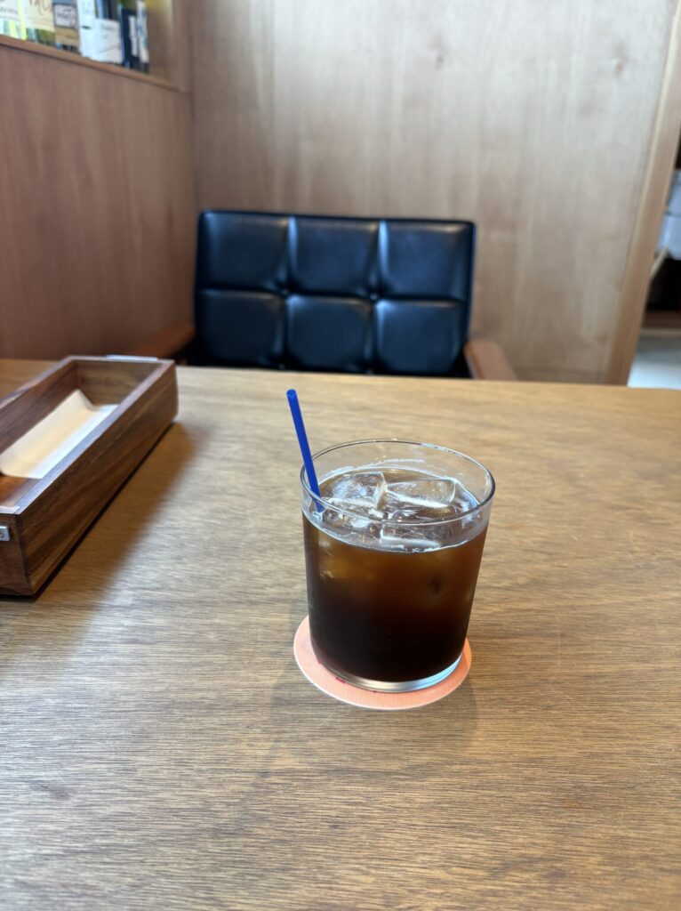木のテーブルに置かれたアイスコーヒー