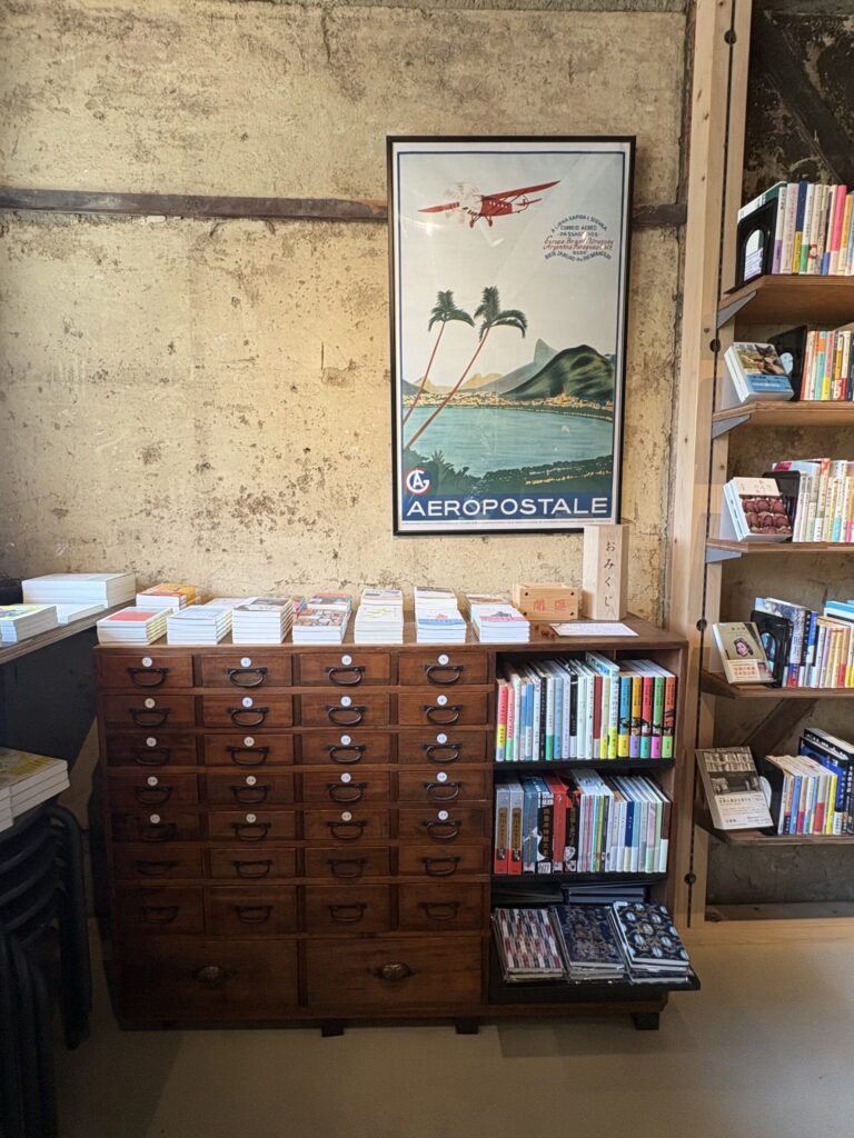 番号札のついた古い薬箪笥の上に置かれた、鴨葱書店のおみくじの木箱