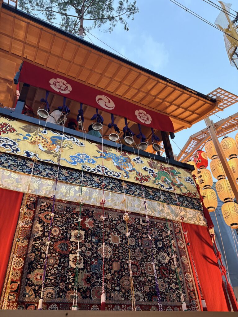 祇園祭 後祭・鷹山の懸装品。金地に麒麟や鳳凰の刺繍と、ペルシャ絨毯の胴懸