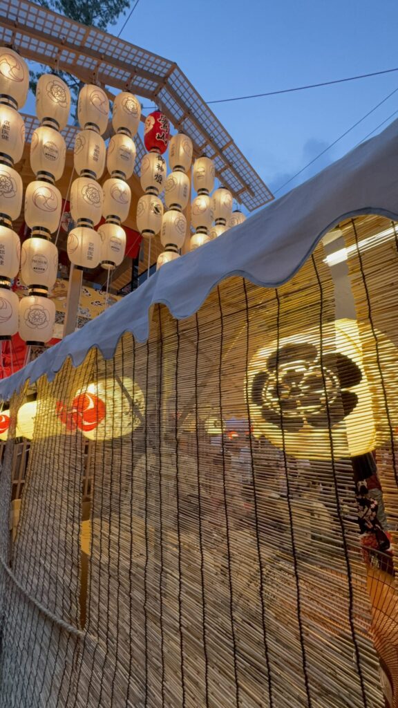 祇園祭 後祭の宵々山、鷹山の簾越しに透ける駒形提灯の灯り