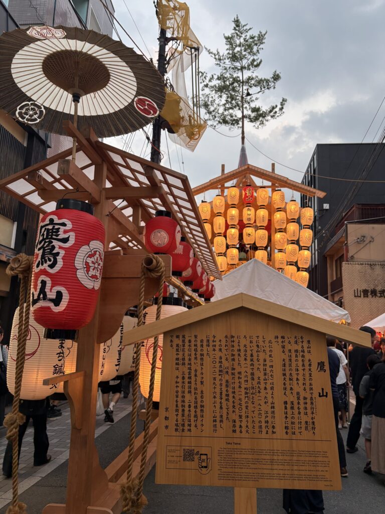 祇園祭 後祭・鷹山の駒札と、宵々山に灯る提灯と真木の松