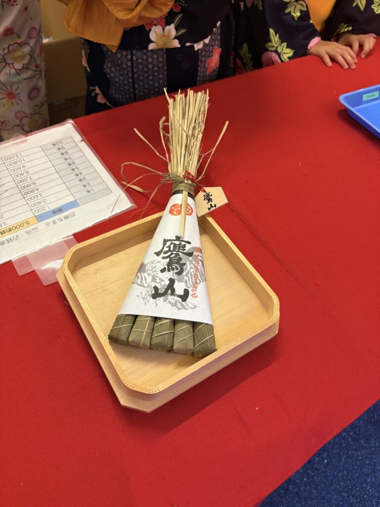 祇園祭 後祭・鷹山のちまき。笹で包まれ、鷹の絵の紙と木札が添えられている