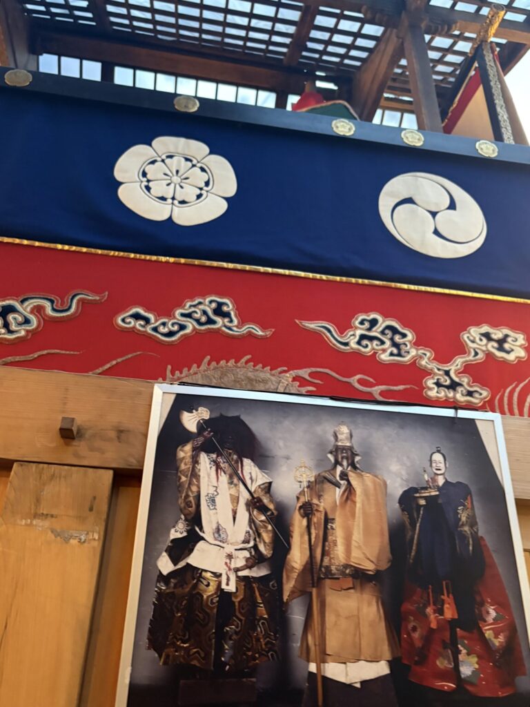 祇園祭 後祭・役行者山の懸装品と、ご神体三体を写したパネル