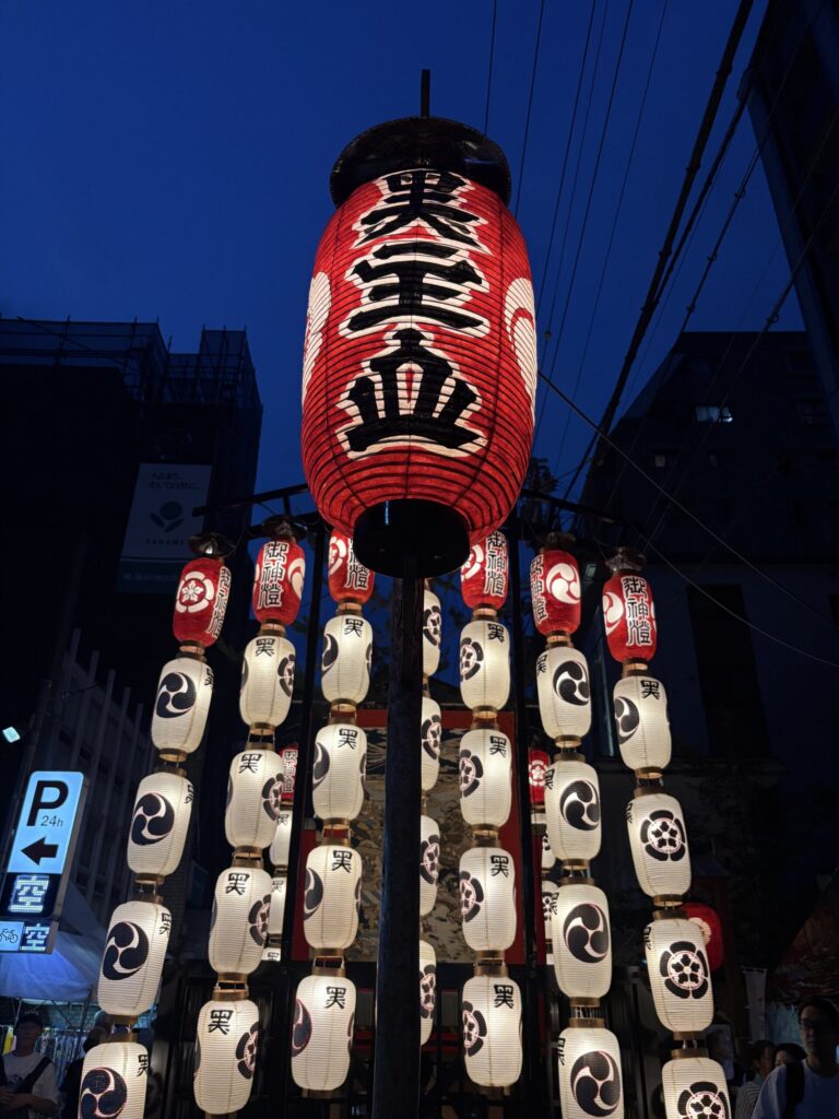 祇園祭 後祭・黒主山の大提灯。「御神燈」の赤提灯と「黒」の白提灯が連なる