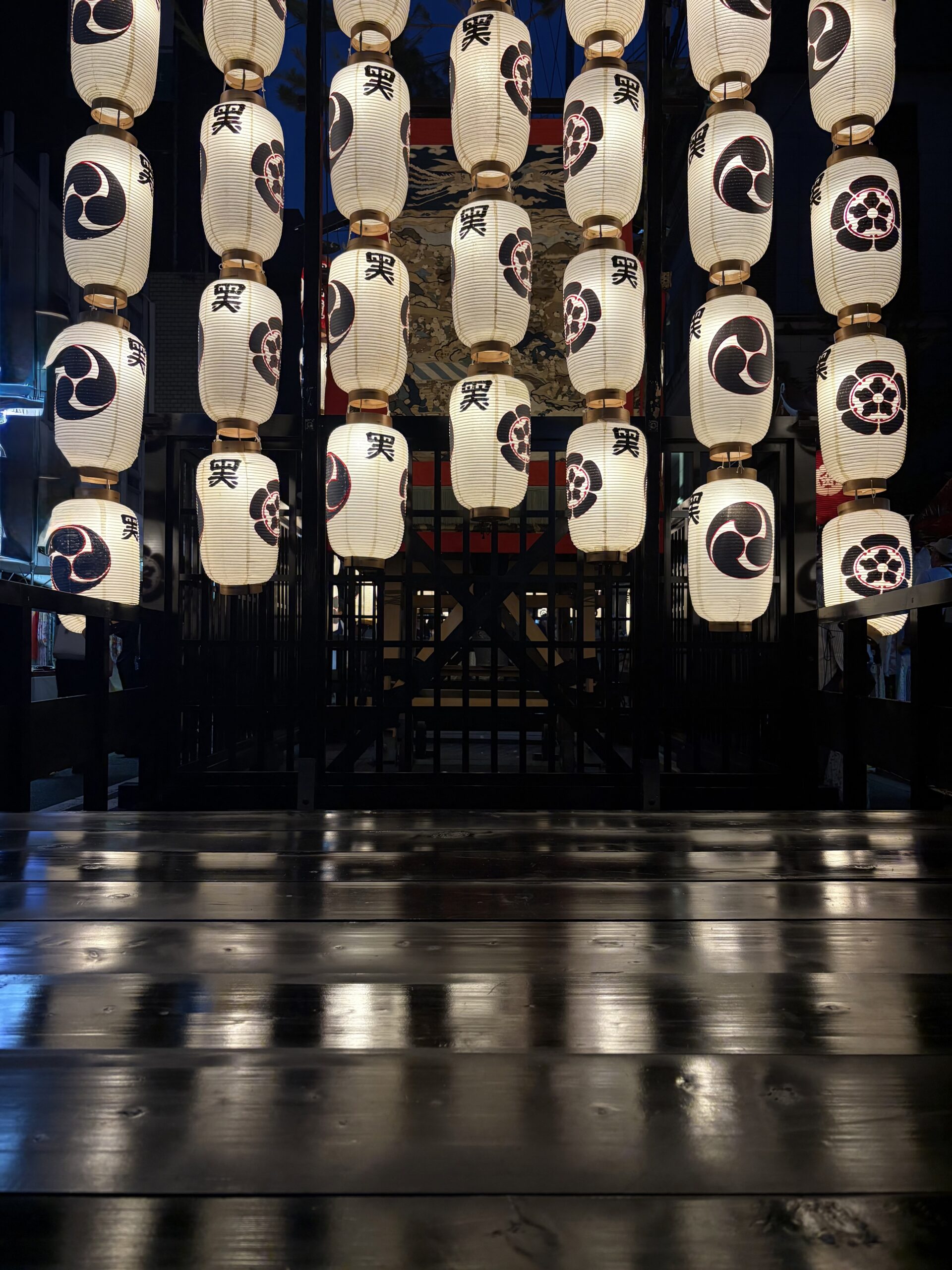 祇園祭 後祭・黒主山の駒形提灯。「黒」の字と三つ巴の提灯が夜に灯る