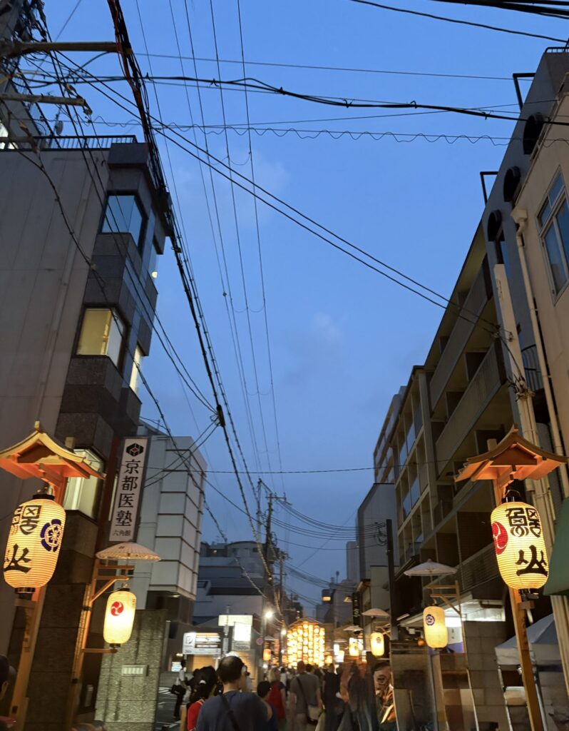 祇園祭 後祭の宵々山。提灯の灯る通りの奥に、山鉾の明かりが見える