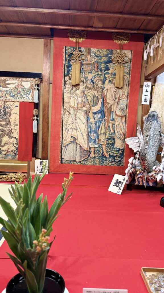 祇園祭 後祭・鯉山の会所飾り。ベルギー製のタペストリーの見送と、左甚五郎作と伝わる鯉の彫刻