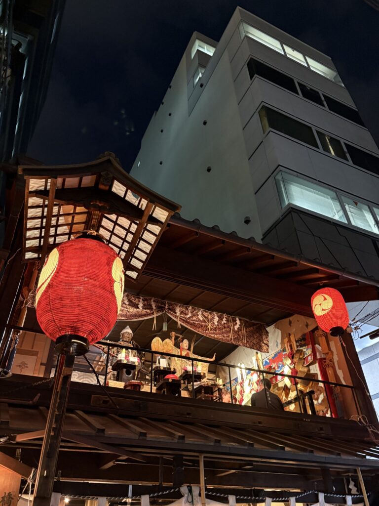 祇園祭 後祭・橋弁慶山のご神体。五条大橋の擬宝珠に立つ牛若丸と、長刀を構える弁慶