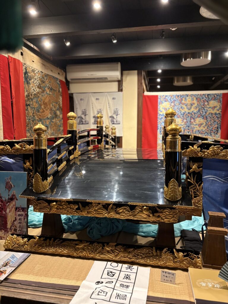 祇園祭 後祭・橋弁慶山の会所。黒漆に金の擬宝珠をいただく、五条大橋