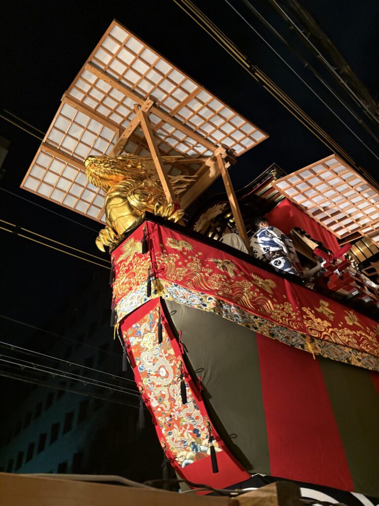 祇園祭 後祭・大船鉾の舳先を飾る、金色の龍頭