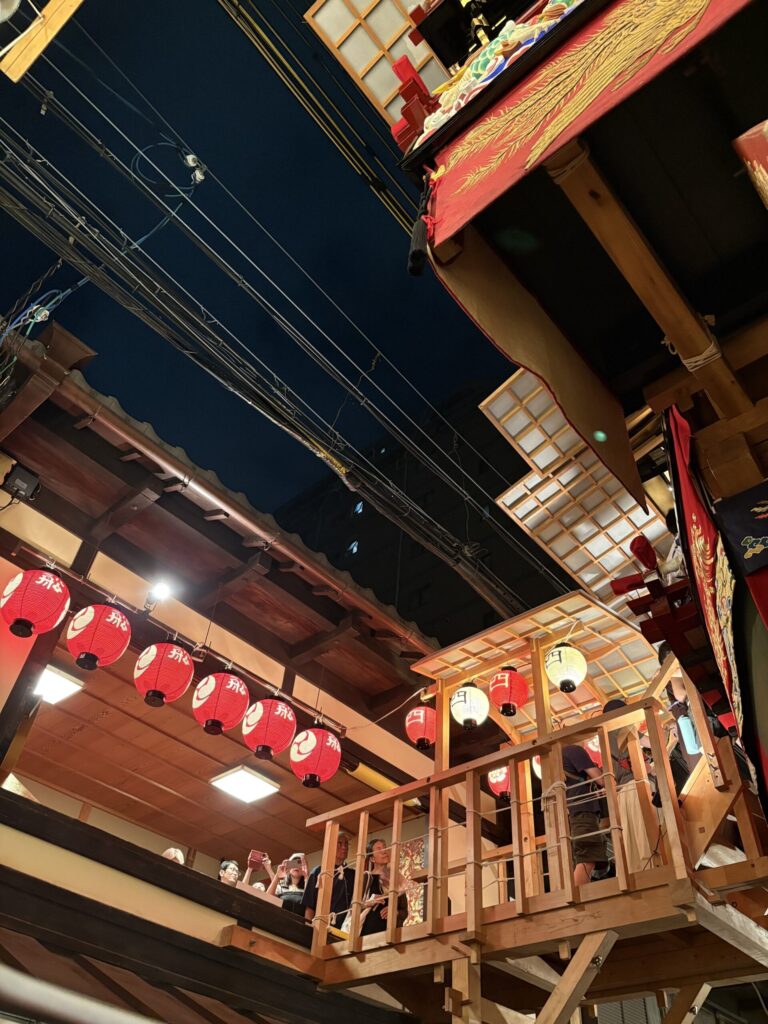 祇園祭 後祭・大船鉾。「船」の提灯が並び、鉾に上がる階段に人が待つ