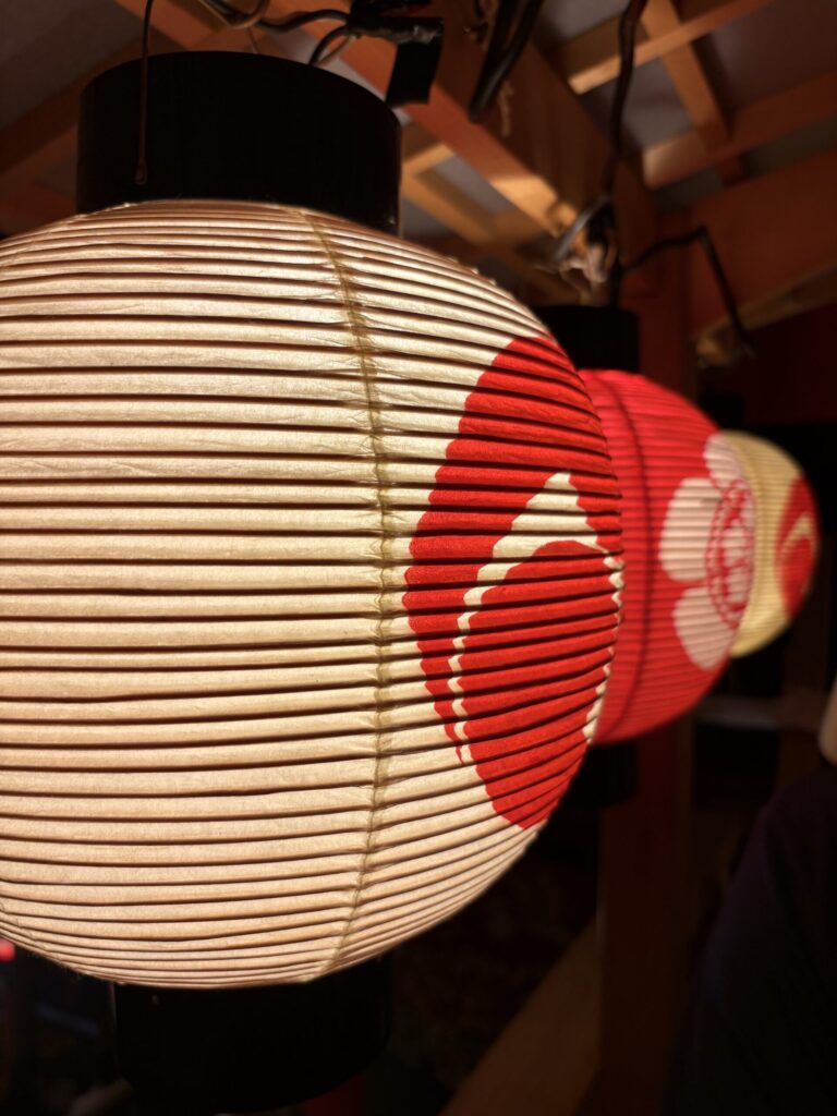 祇園祭 後祭・大船鉾の提灯。白地に赤い巴の紋が並ぶ