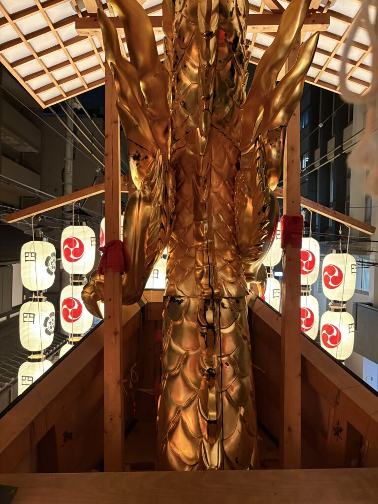 祇園祭 後祭・大船鉾の金の龍頭を、後ろから見る