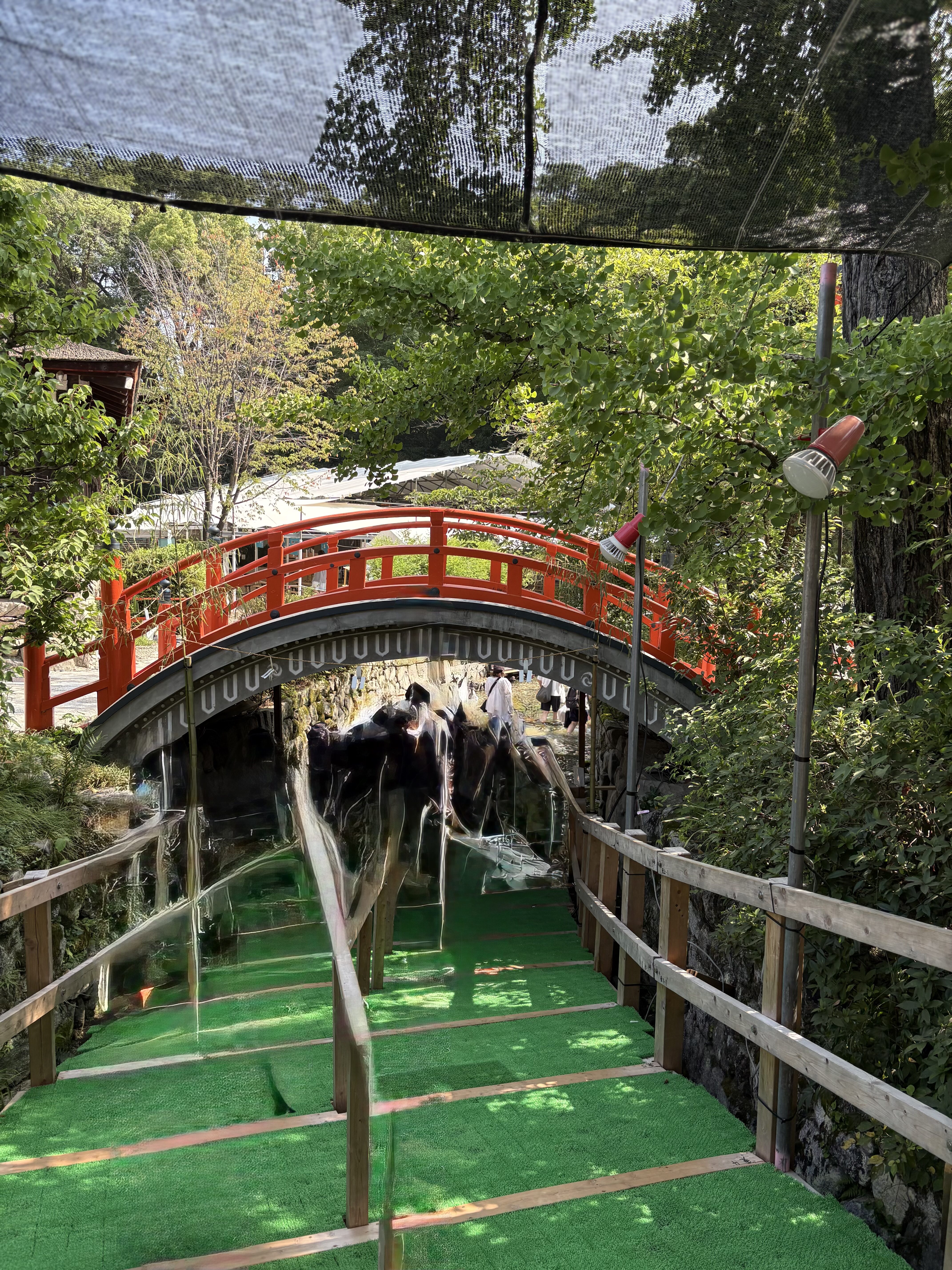 御手洗池へ降りる通路。朱の輪橋の下をくぐり、日除けの下を進む