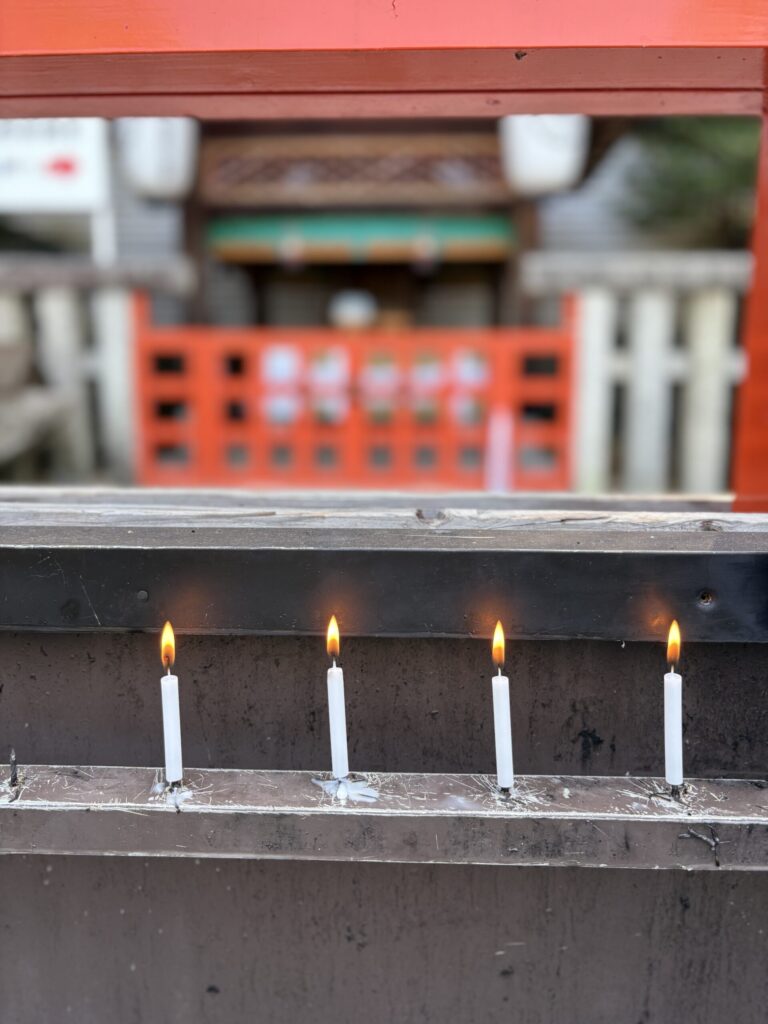池の中のろうそく立て。竹筒が並び、台に蝋が白く飛び散っている