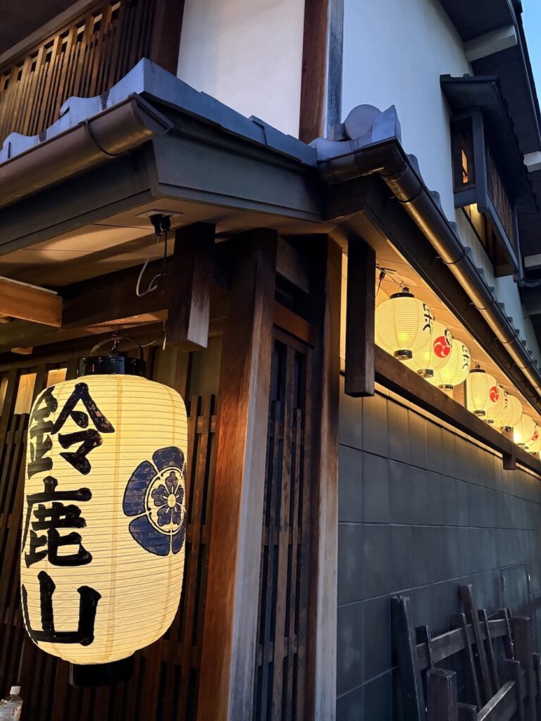 祇園祭 後祭・鈴鹿山の会所前。授与所に人が集まり、通りに提灯が連なる