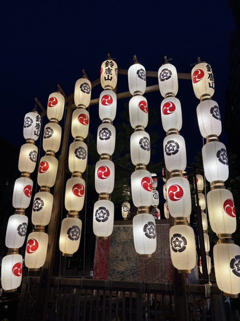 祇園祭 後祭・鈴鹿山の駒形提灯。白と赤の提灯が幾列にも連なる