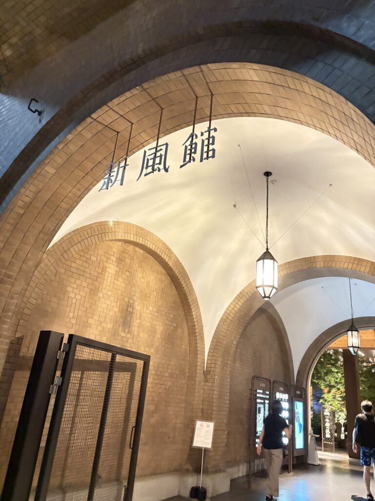 京都・新風館のエントランス。旧京都中央電話局のタイル張りのアーチと「新風館」の文字
