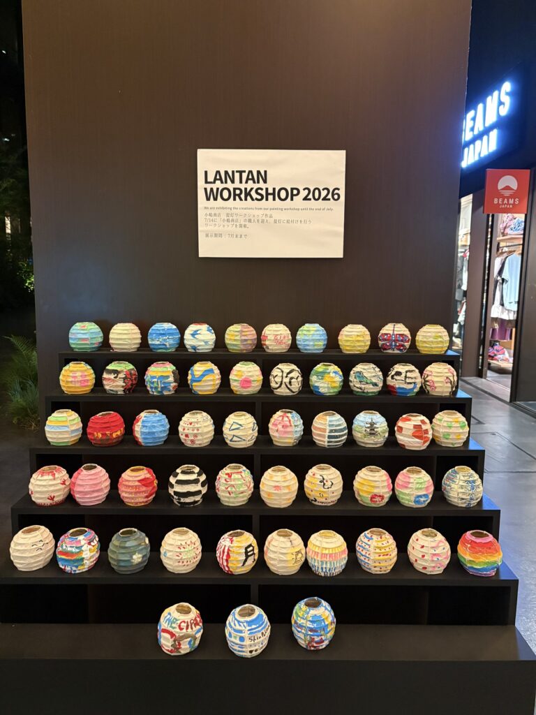 京都・新風館に並ぶ、小嶋商店の提灯絵付けワークショップの作品