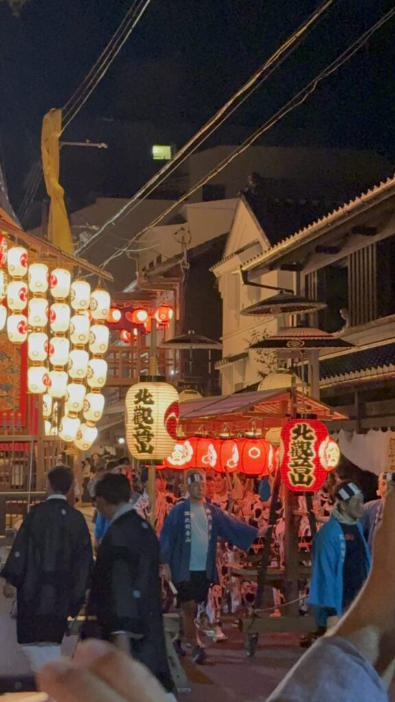 祇園祭 後祭・北観音山の日和神楽。浴衣や法被姿の人が行き交う夜の新町通