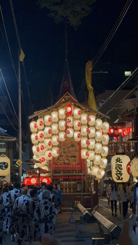 祇園祭 後祭・北観音山の正面。幾列もの駒形提灯と、夜空に伸びる真松